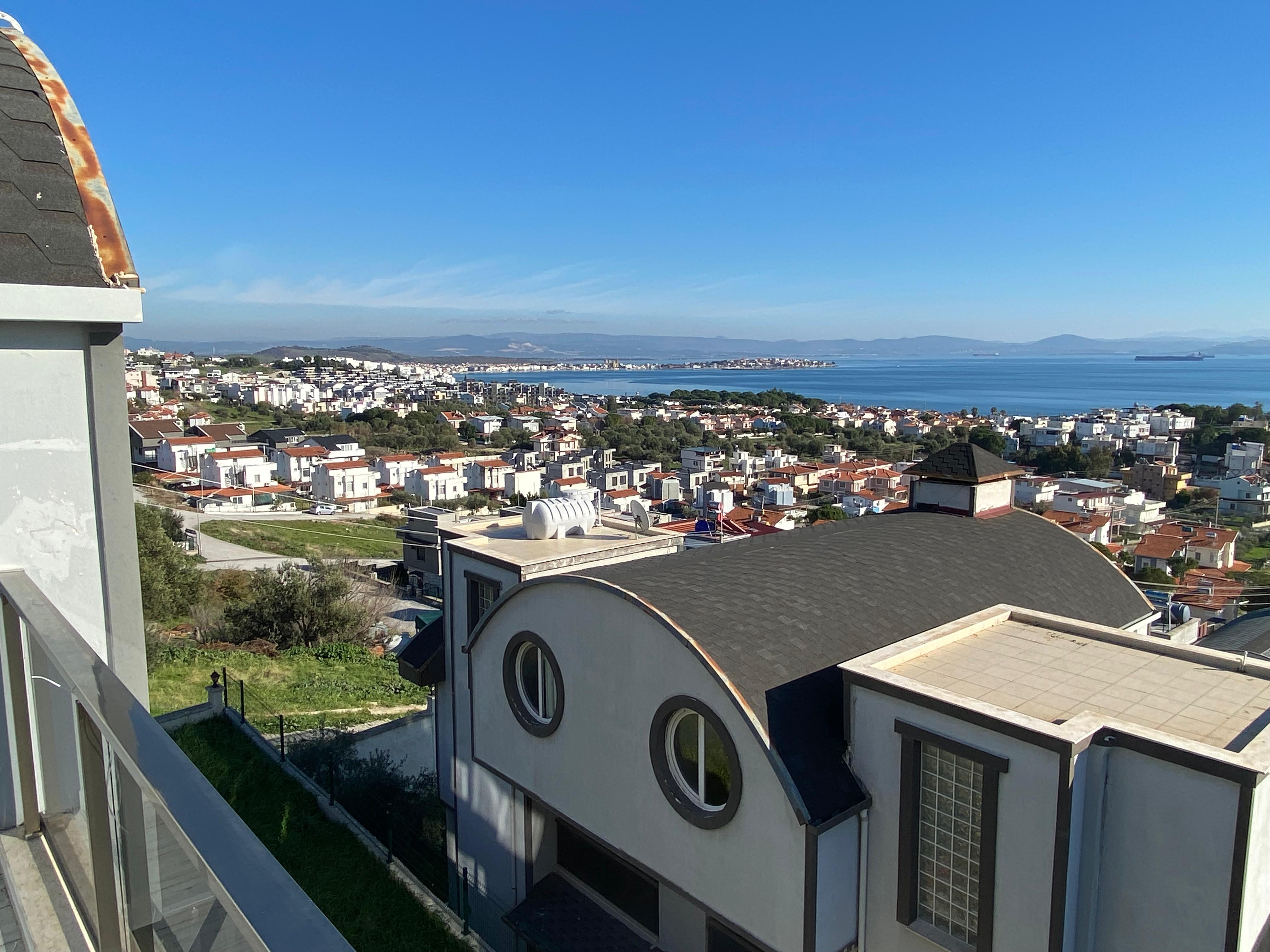 ÇANDARLIDA DENİZ MANZARALI 4+1 TRİPLEKS VİLLA